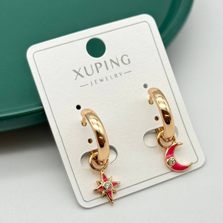 یک جفت گوشواره حلقه ای بدلیجات برند ژوپینگ (XUPING) با آبکاری طلایی رنگ و آویزهای ماه (هلالی) و ستاره پنج پر میناکاری شده به رنگ صورتی و سفید.