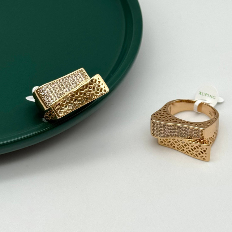 انگشتر ژوپینگ طلایی پهن طرح مستطیل با قسمتهای نگیندار و بافت شبکهای