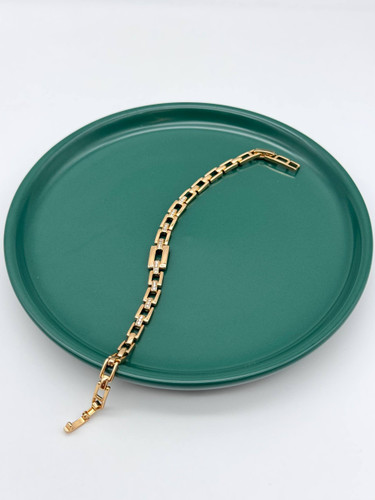 دستبند ژوپینگ طلایی با حلقههای مستطیلی و نگینهای ظریف