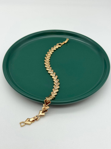 دستبند زنانه ژوپینگ طلایی طرح شورون (V شکل) با آبکاری طلا ۱۸ عیار و نگینهای زیرکونیا