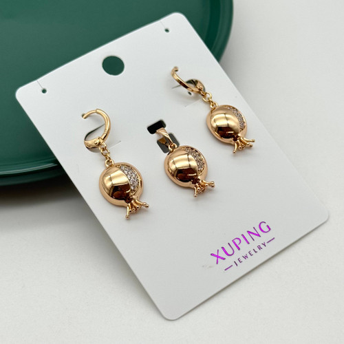 نیمست بدلیجات ژوپینگ زنانه، شامل گوشواره آویزدار حلقهای و پلاک به رنگ طلایی با طرح میوه انار،