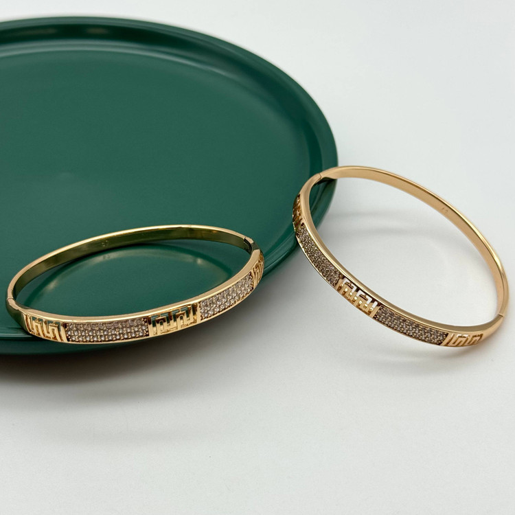 تکپوش فنری طلایی رنگ برند ژوپینگ با طرح کلید یونانی و نگینهای ریز درشت