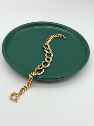 دستبند زنجیری ژوپینگ طرح کارتیه (کوبایی) . دارای حلقههای درشت و نگینهای درخشان زیرکونیا و قفل حلقوی