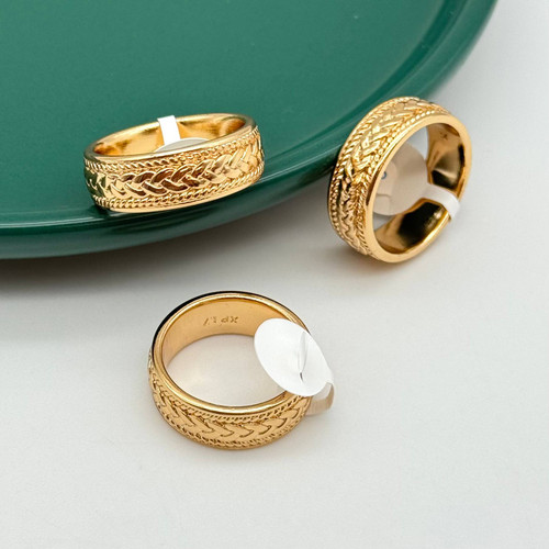 انگشتر رینگ پهن ژوپینگ طلایی با طرح بافت حصیری