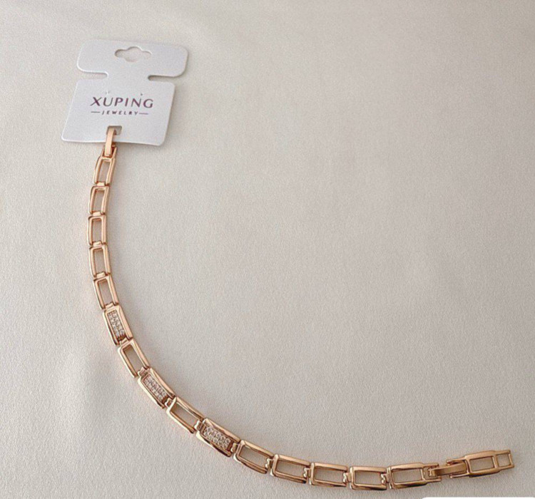 دستبند بدلیجات زنانه ژوپینگ طرح مستطیل با آبکاری رُزگلد، دارای لینکهای نگیندار و قفل محکم، کیفیت عالی و ضدحساسیت.