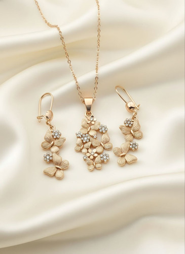 نیمست بدلیجات ژوپینگ طرح پروانه طلایی با نگینهای اتمی و گوشواره عصایی