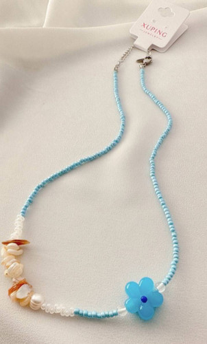 گردنبند برند ژوپینگ با مهرههای آبی، آویز گل شیشهای و تزئینات سنگ و صدف