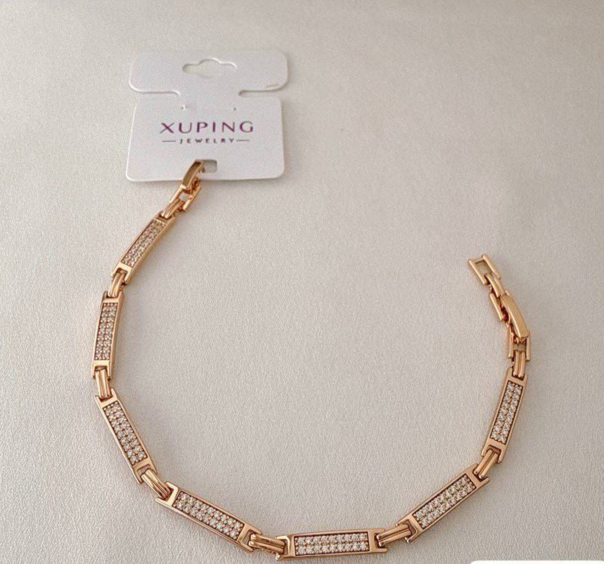 دستبند زنانه برند ژوپینگ رنگ گلد با قطعات مستطیلی نگینکاری شده