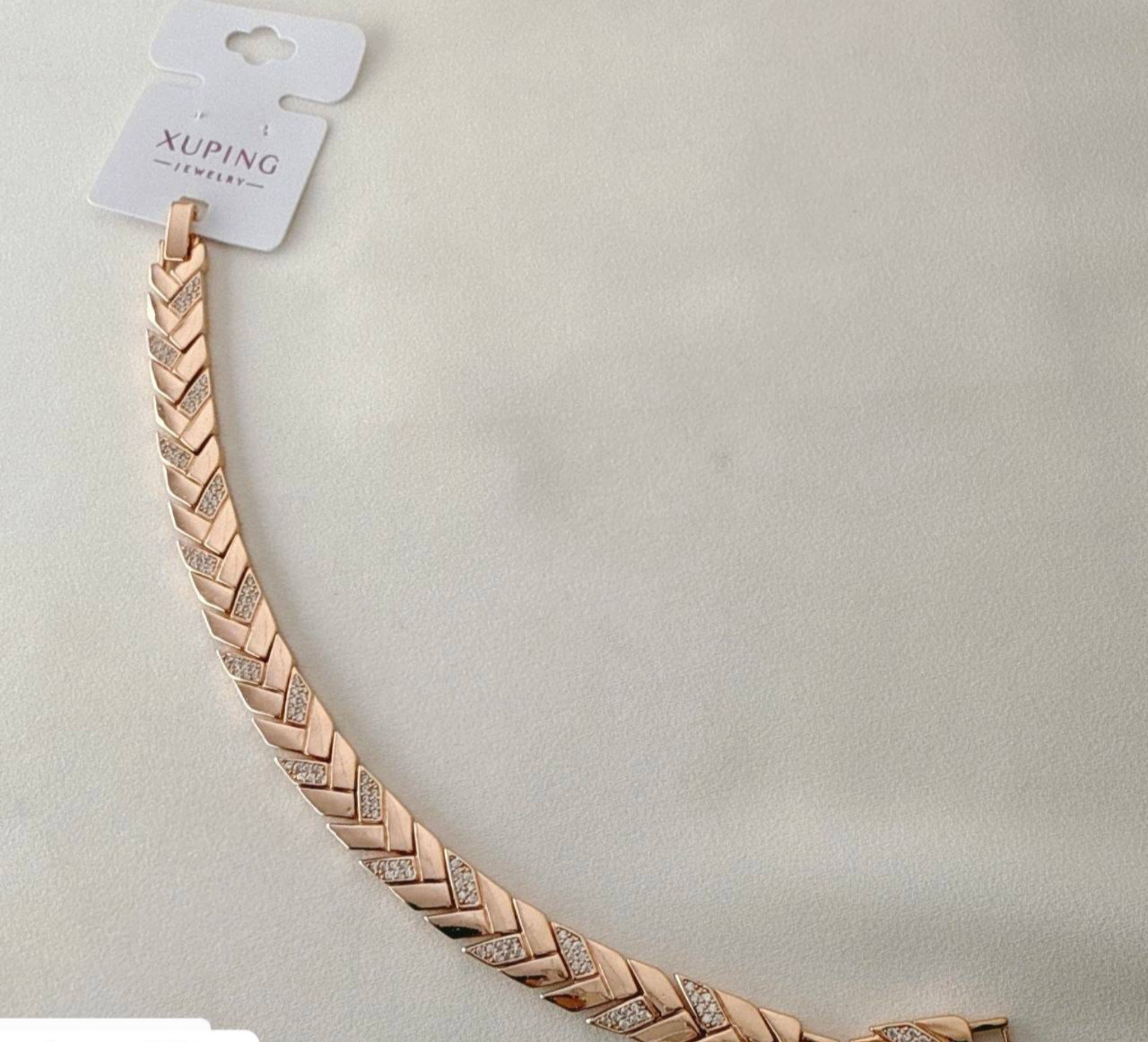 دستبند رزگلد ژوپینگ طرح جناغی با نگینهای اتمی ظریف