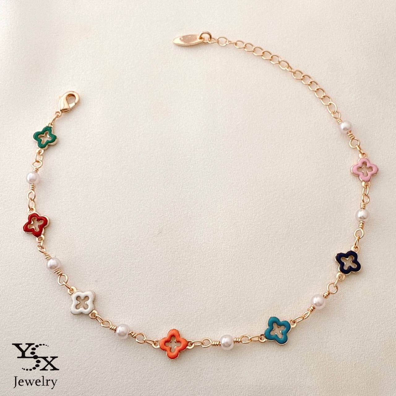 پابند طلایی برند YSX با آویزهای گل رنگی میناکاری شده و مروارید