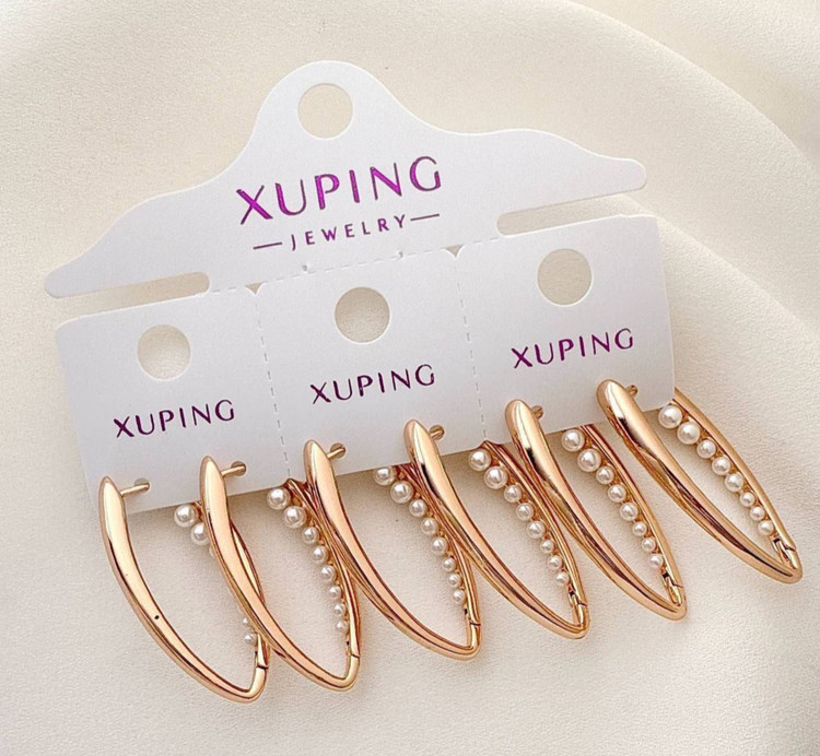 گوشواره مثلثی طلایی برند ژوپینگ با تزیین ردیف مروارید ریز