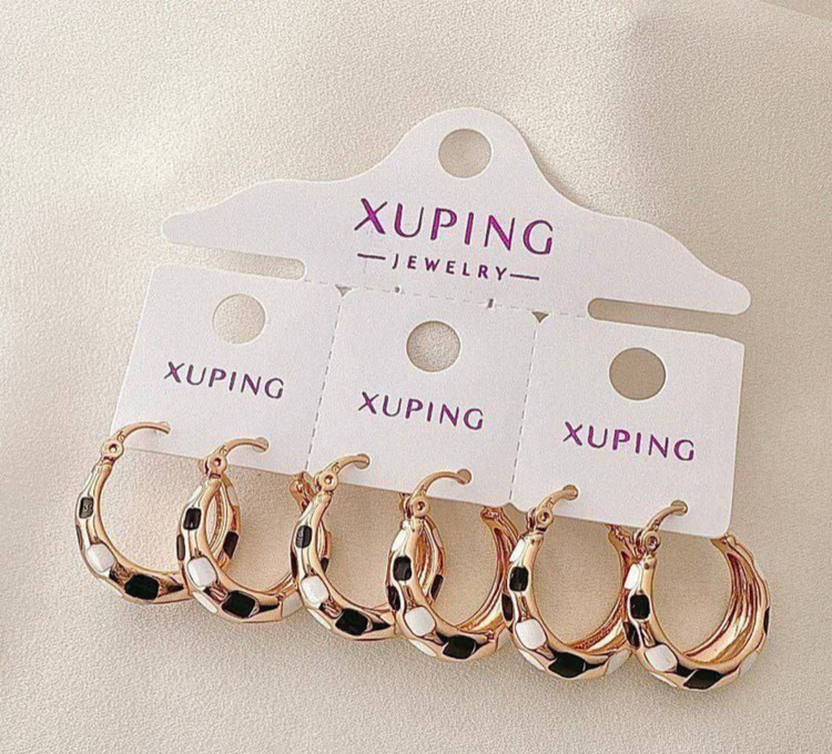 گوشواره حلقهای ژوپینگ طلایی با طرح میناکاری سفید و مشکی