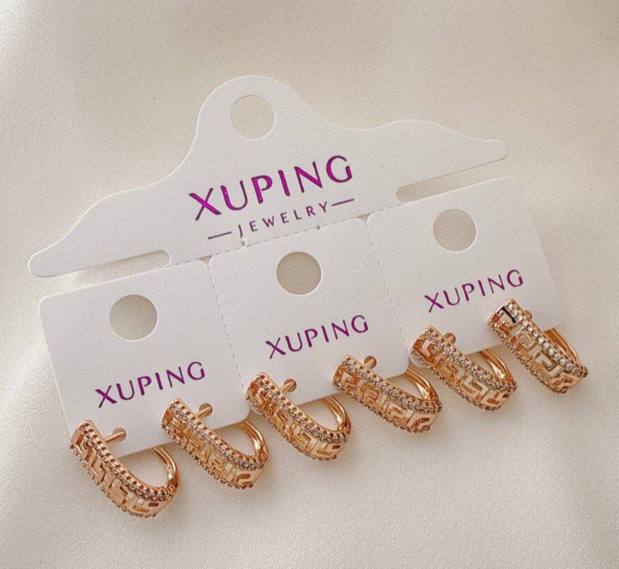 گوشواره حلقهای ژوپینگ رزگلد طرح ورساچه با نگینهای اتمی ظریف