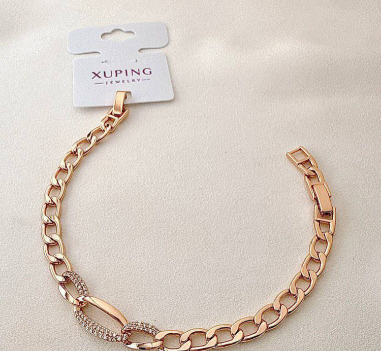 دستبند زنانه ژوپینگ رزگلد طرح کارتیه با آبکاری 18 عیار، دارای حلقههای درشت و یک بخش اتصال نگیندار