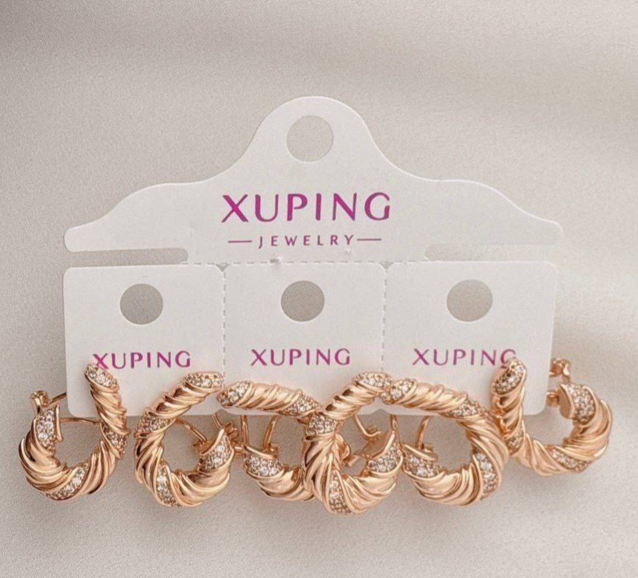 گوشواره حلقهای برند ژوپینگ، آبکاری طلایی طرح بافت مارپیچی و نگیندار.