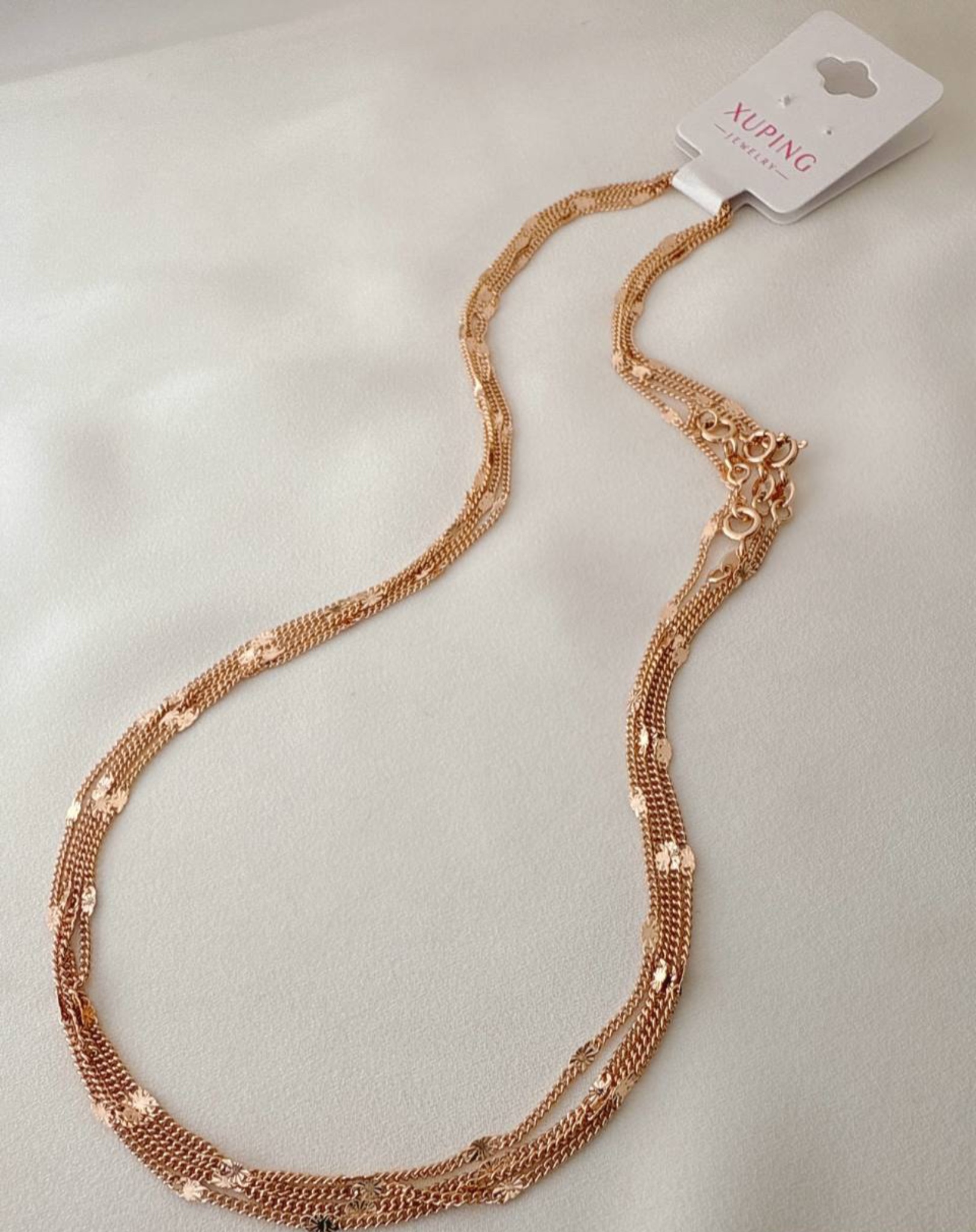 زنجیر برند ژوپینگ، آبکاری طلا با پلاکهای کوچک درخشان و ظریف.