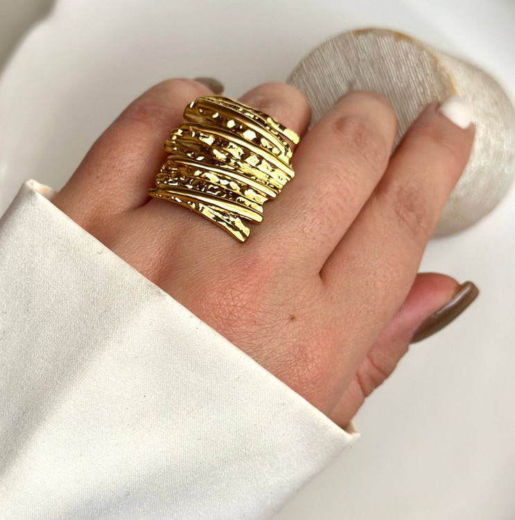 انگشتر استیل طلایی پهن زنانه با طرح چند لایه چکشکاری شده