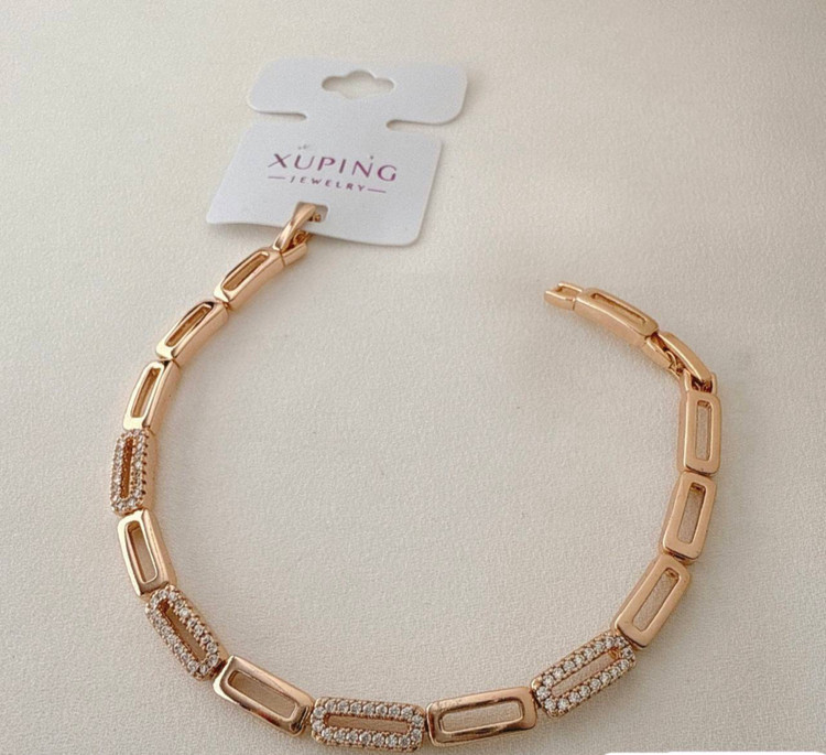دستبند رزگلد ژوپینگ با طرح دانههای مستطیلی و نگینهای اتمی ظریف