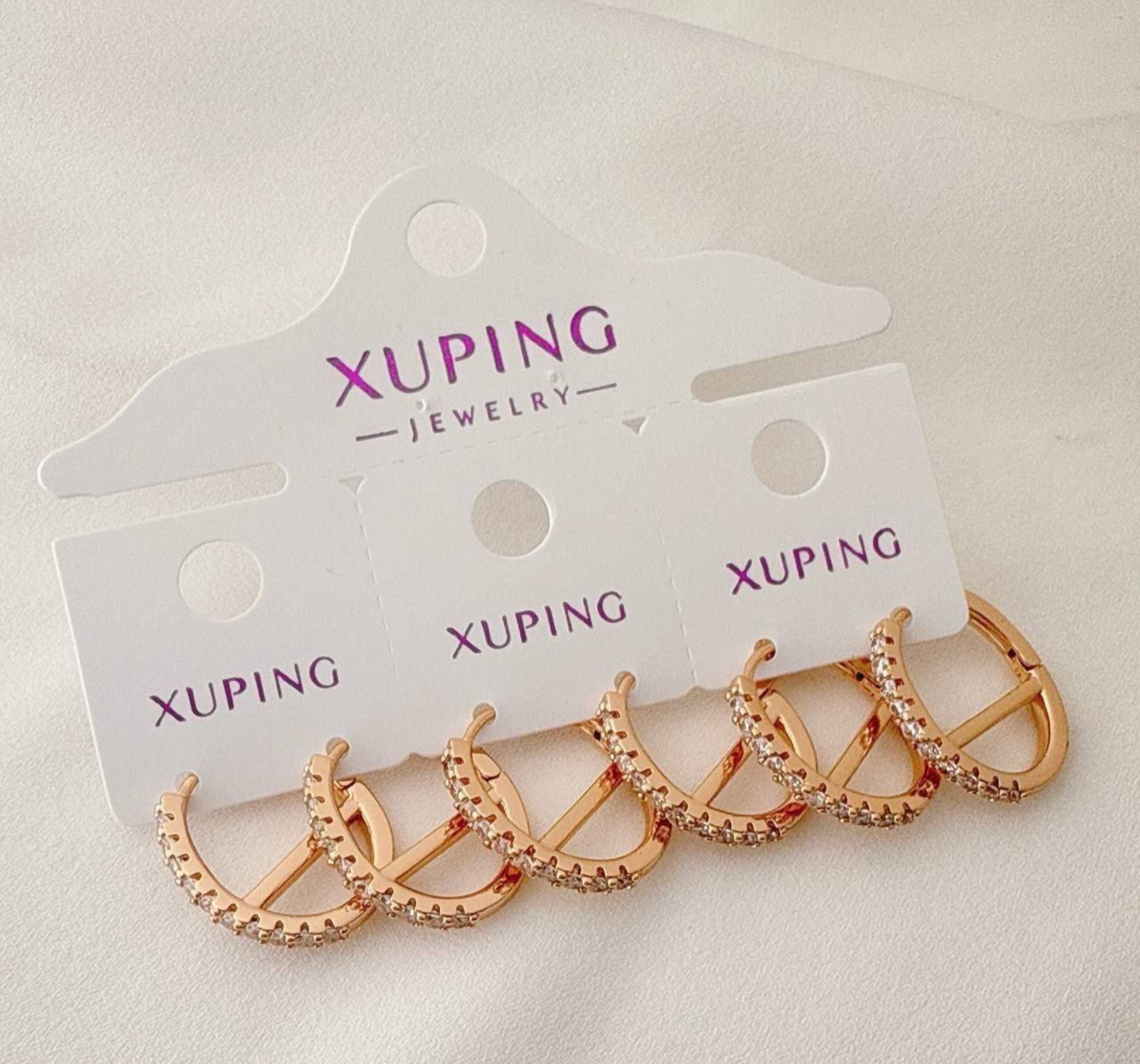 گوشواره حلقهای مارک ژوپینگ طرح ضربدری با نگینهای اتمی ظریف