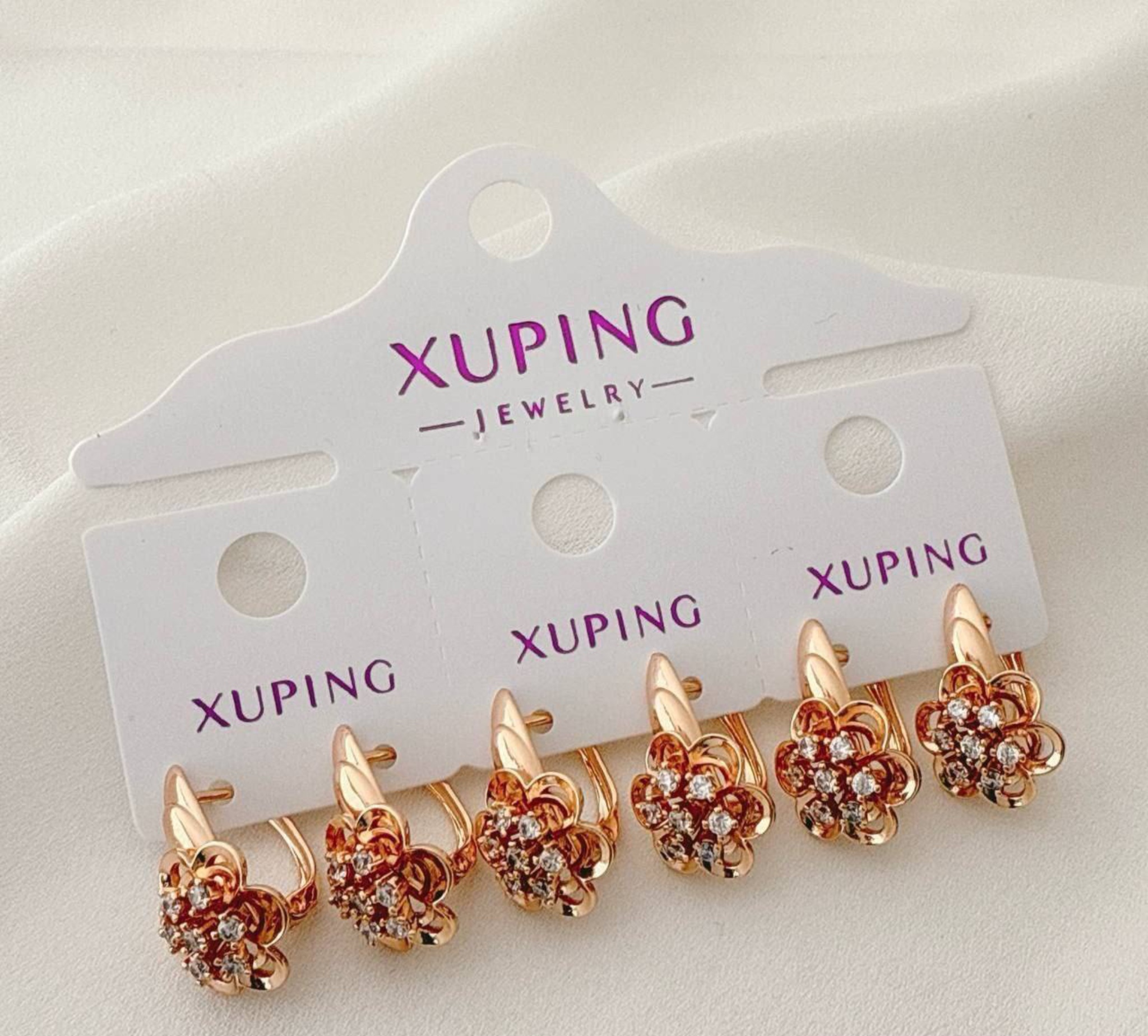 گوشواره حلقهای ژوپینگ طرح گل پنجپر نگینکاری شده با آبکاری طلا