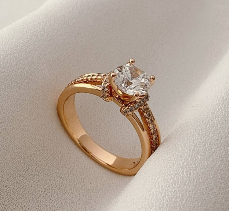 انگشتر تکنگین ژوپینگ طلایی با نگین اتمی درخشان و رکاب نگینکاری شده