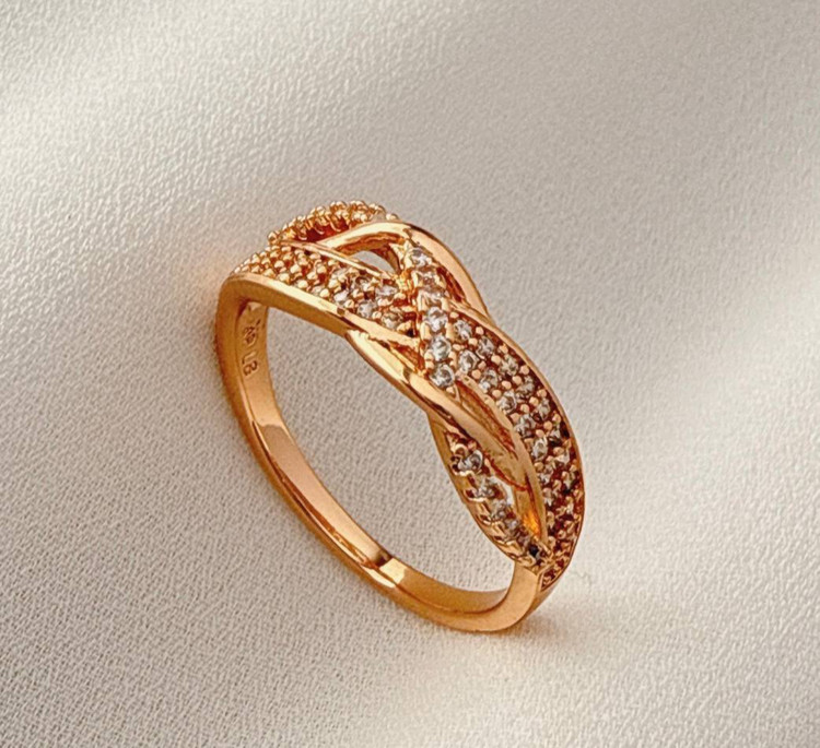 انگشتر رزگلد ژوپینگ طرح پیچ طرحدار با نگینهای اتمی درخشان
