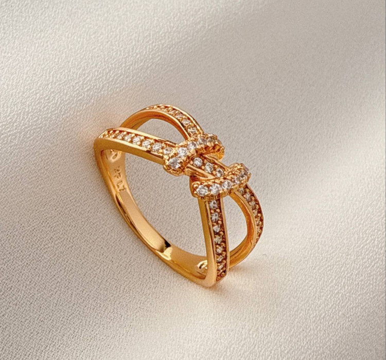 انگشتر طلایی ژوپینگ طرح پاپیون با نگینهای اتمی درخشان