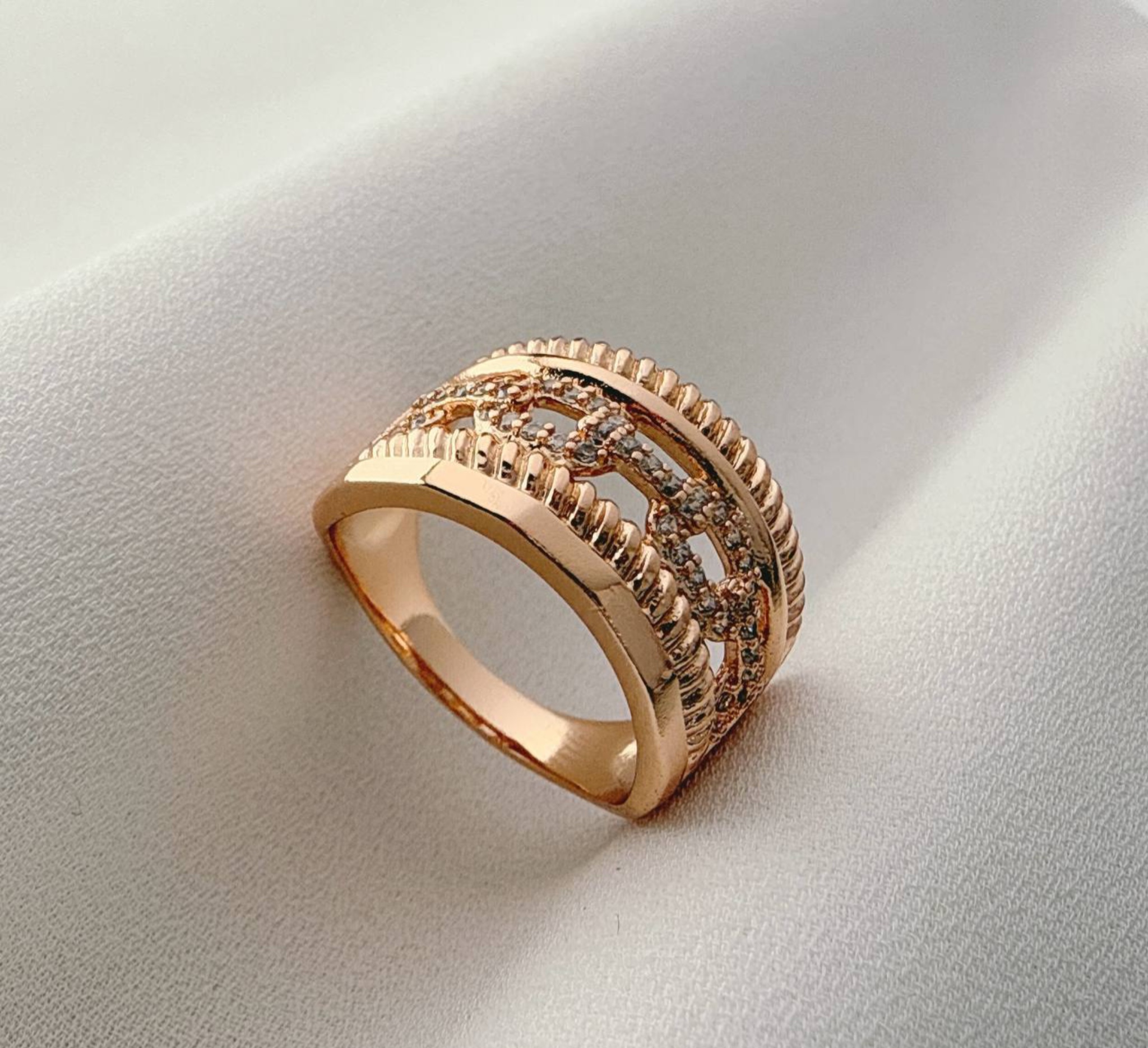 انگشتر رزگلد ژوپینگ طرح پهن توری نگیندار