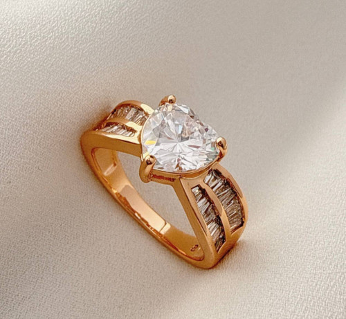 انگشتر زنانه ژوپینگ طلایی با نگین قلبی بزرگ و رکاب نگینکاری شده باگت