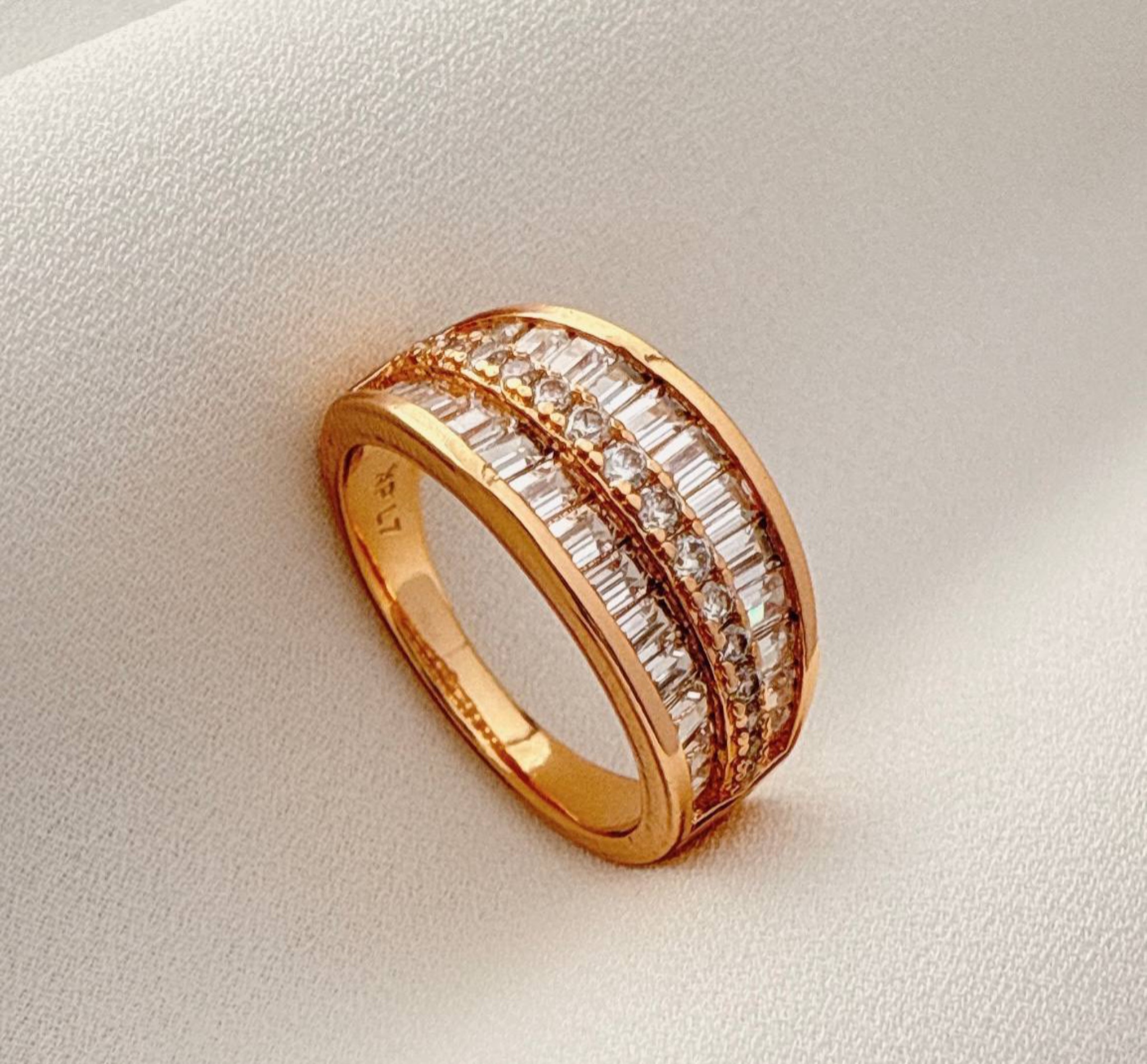 انگشتر طلایی ژوپینگ زنانه با نگینهای باگت و اتمی سفید