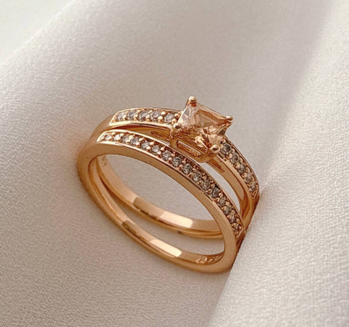 انگشتر دو تایی ژوپینگ رزگلد با تک نگین مربعی شامپاینی و ردیف نگینهای کریستالی ظریف