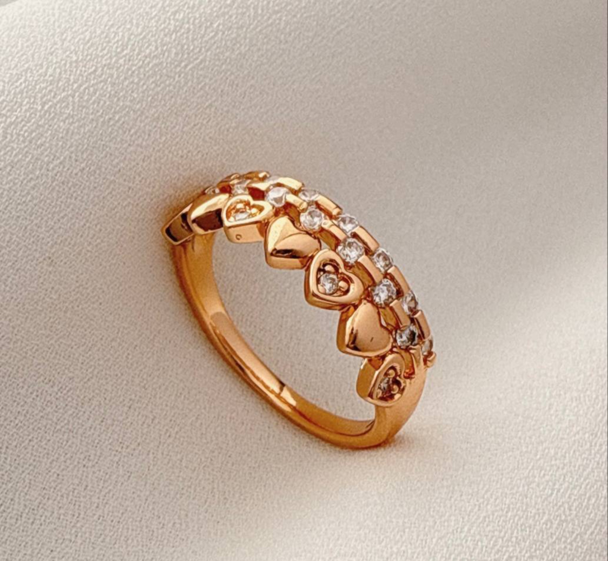 انگشتر طلایی برند ژوپینگ با طرح قلبهای برجسته و نگینهای درخشان