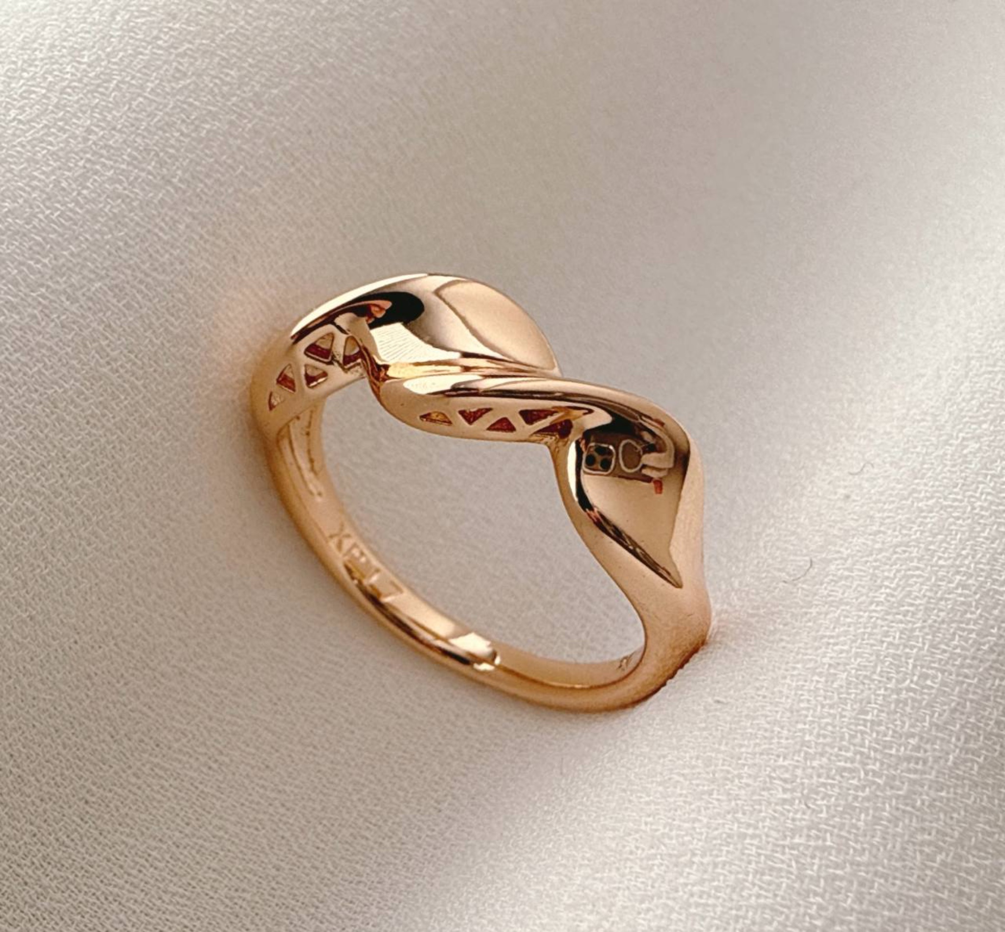 انگشتر زنانه ژوپینگ طلایی با طرح پیچشی