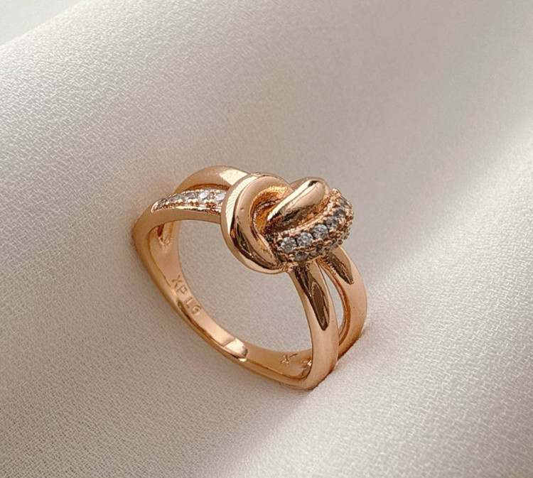 انگشتر زنانه ژوپینگ رزگلد طرح گره نگیندار