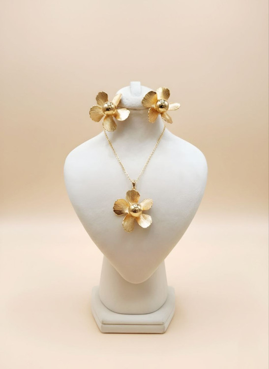 نیمست طلایی YSX طرح گل برجسته شامل گوشواره و گردنبند