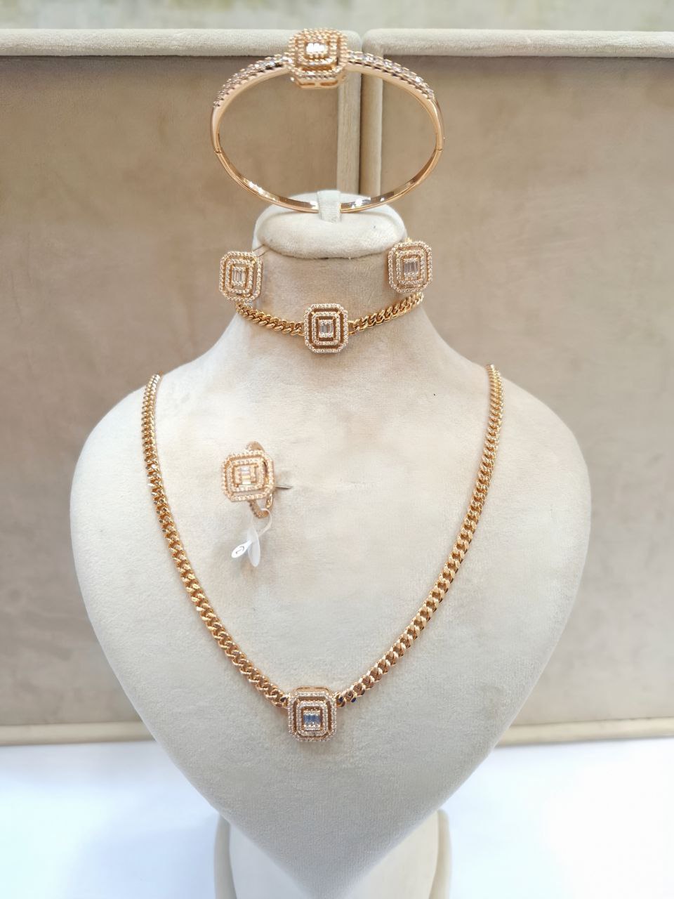 ست کامل ۵ تکه بدلیجات ژوپینگ طلایی شامل گردنبند و دستبند و انگشتر با نگینهای مستطیلی درخشان