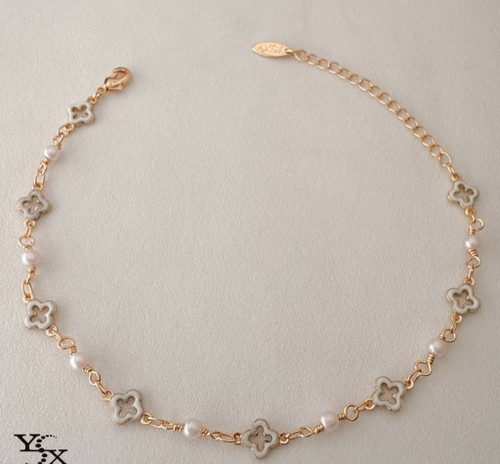 پابند طلایی برند YSX با طرح گل چهارپر ونکلیف سفید و مرواریدهای ریز