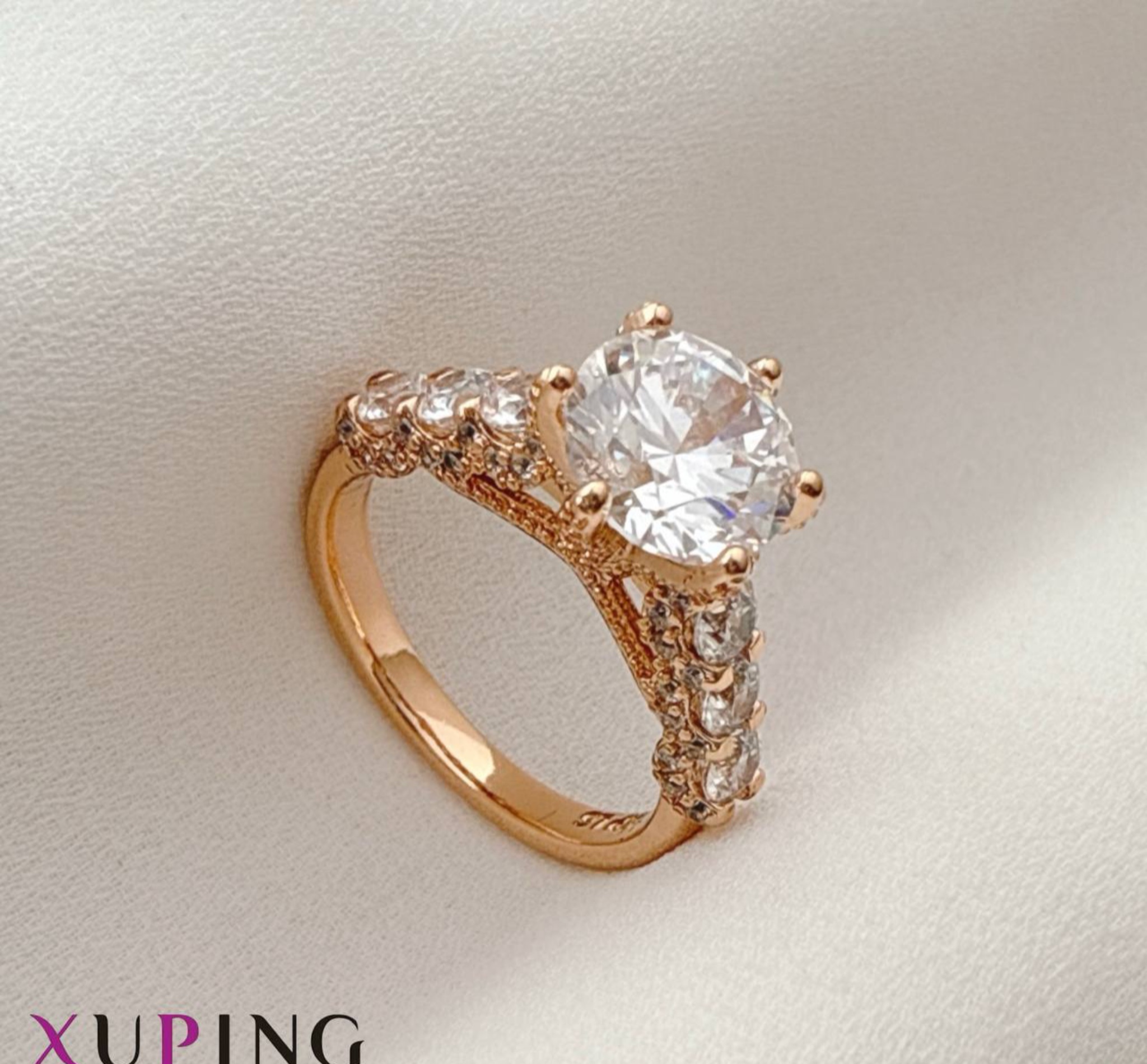 انگشتر تک نگین ژوپینگ طلایی با نگینهای اتمی درخشان و حک برند XP