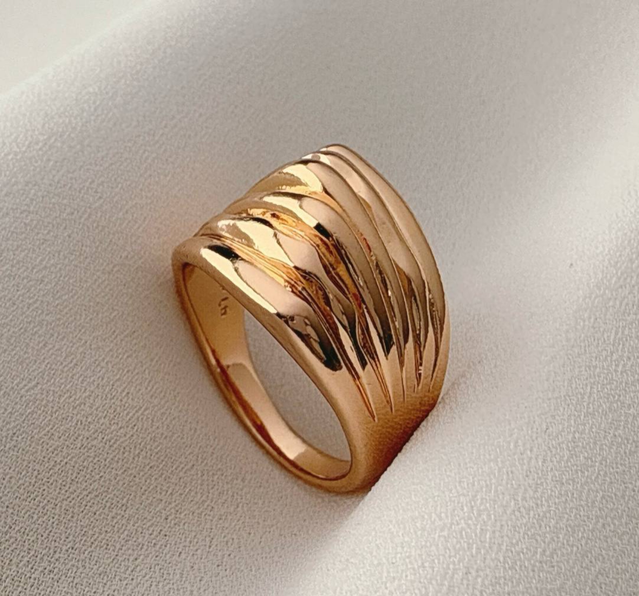 انگشتر طلایی برند ژوپینگ با طرح شیاردار برجسته