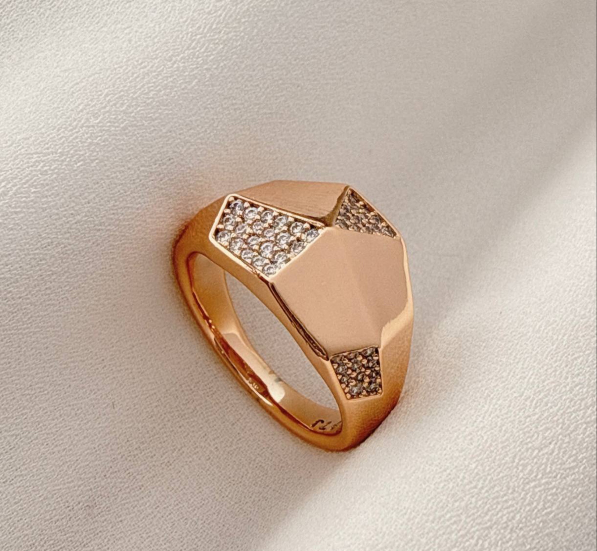 انگشتر طلایی ژوپینگ با طرح هندسی مدرن و نگینهای اتمی سفید