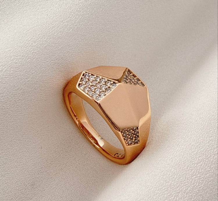 انگشتر طلایی ژوپینگ با طرح هندسی مدرن و نگینهای اتمی سفید