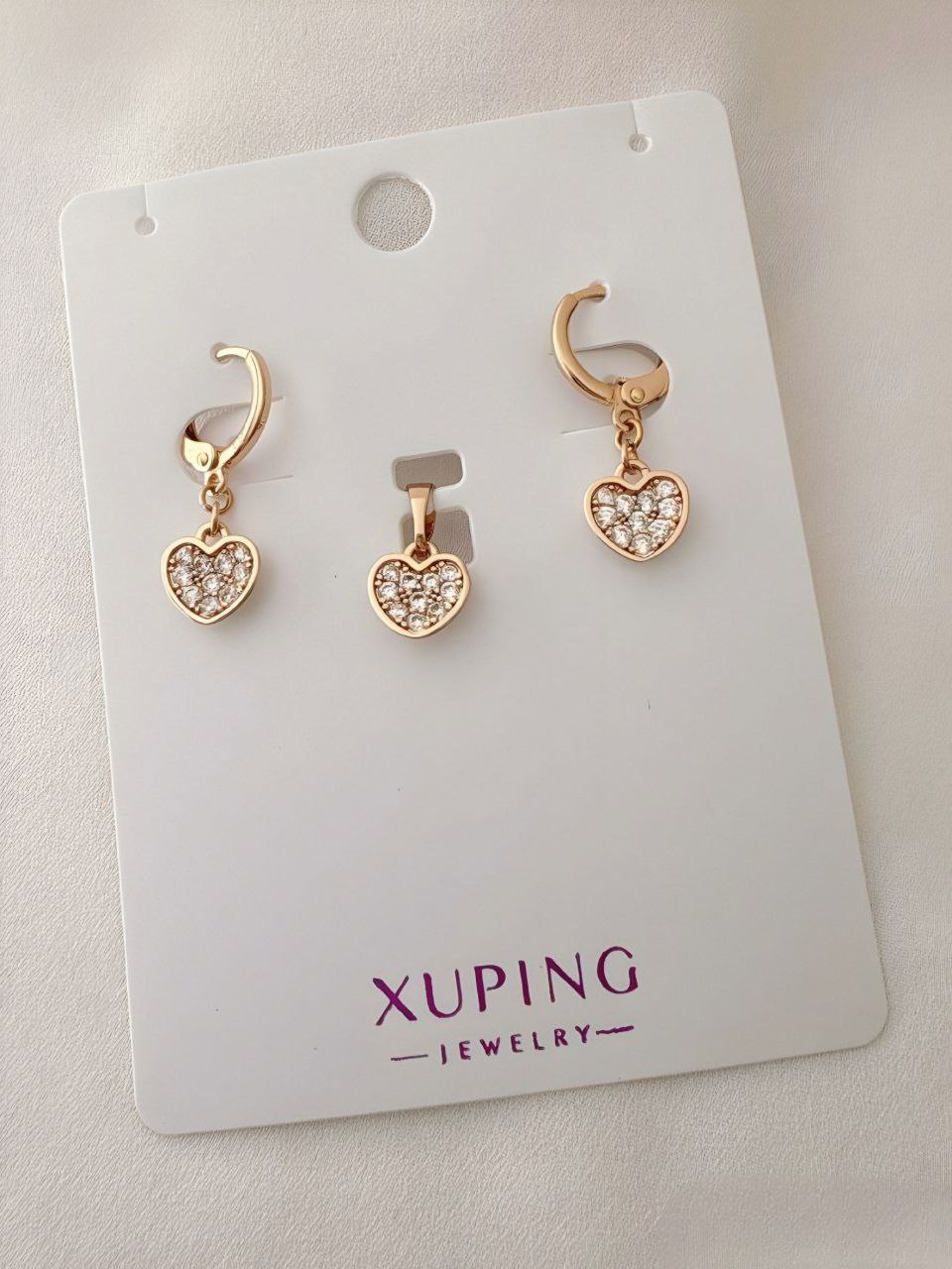 نیمست قلبی ژوپینگ شامل گوشواره حلقهای و پلاک نگینکاری شده