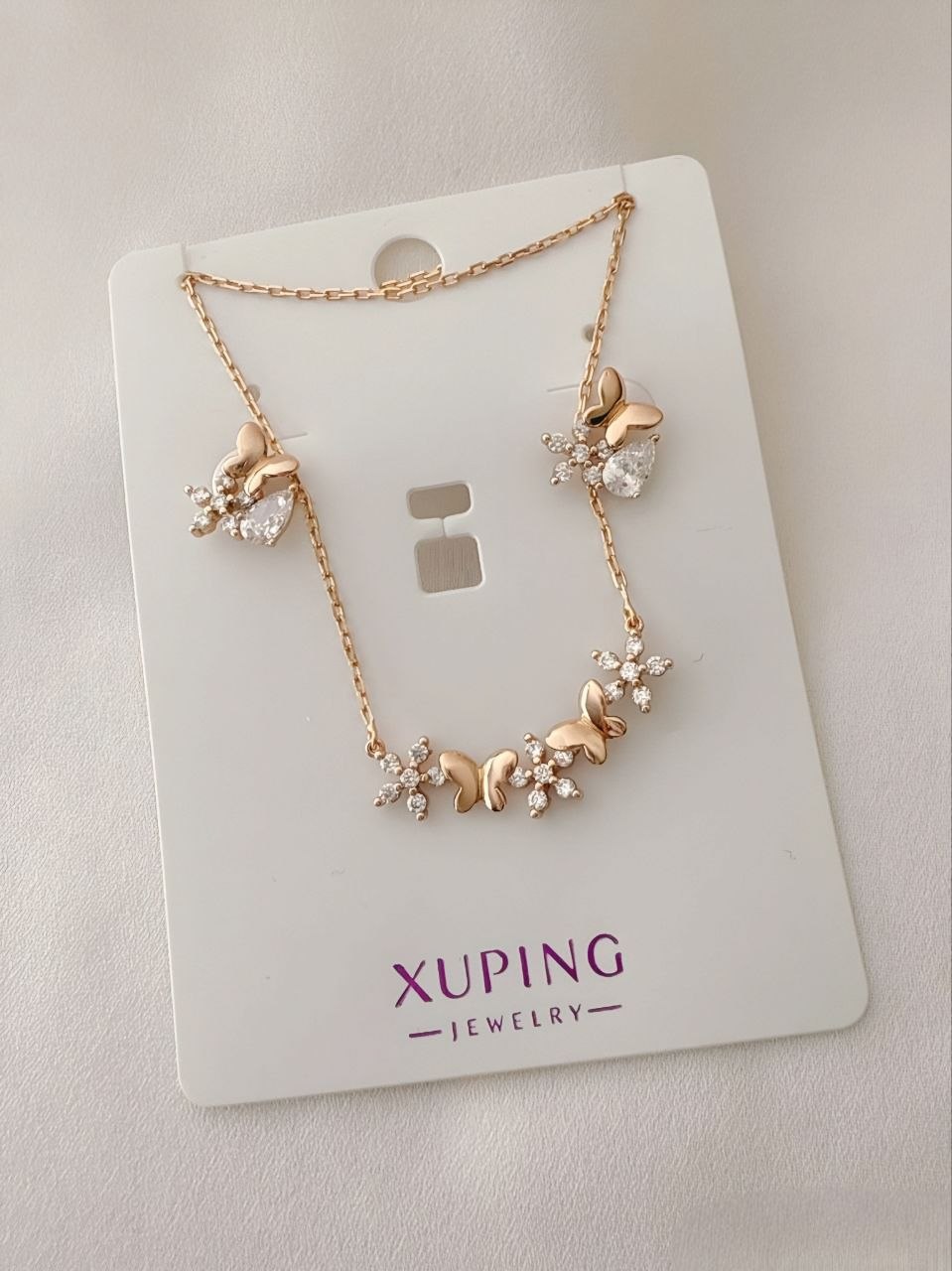 نیمست طلایی ژوپینگ با طرح پروانه، گلهای نگیندار و آویز اشکی