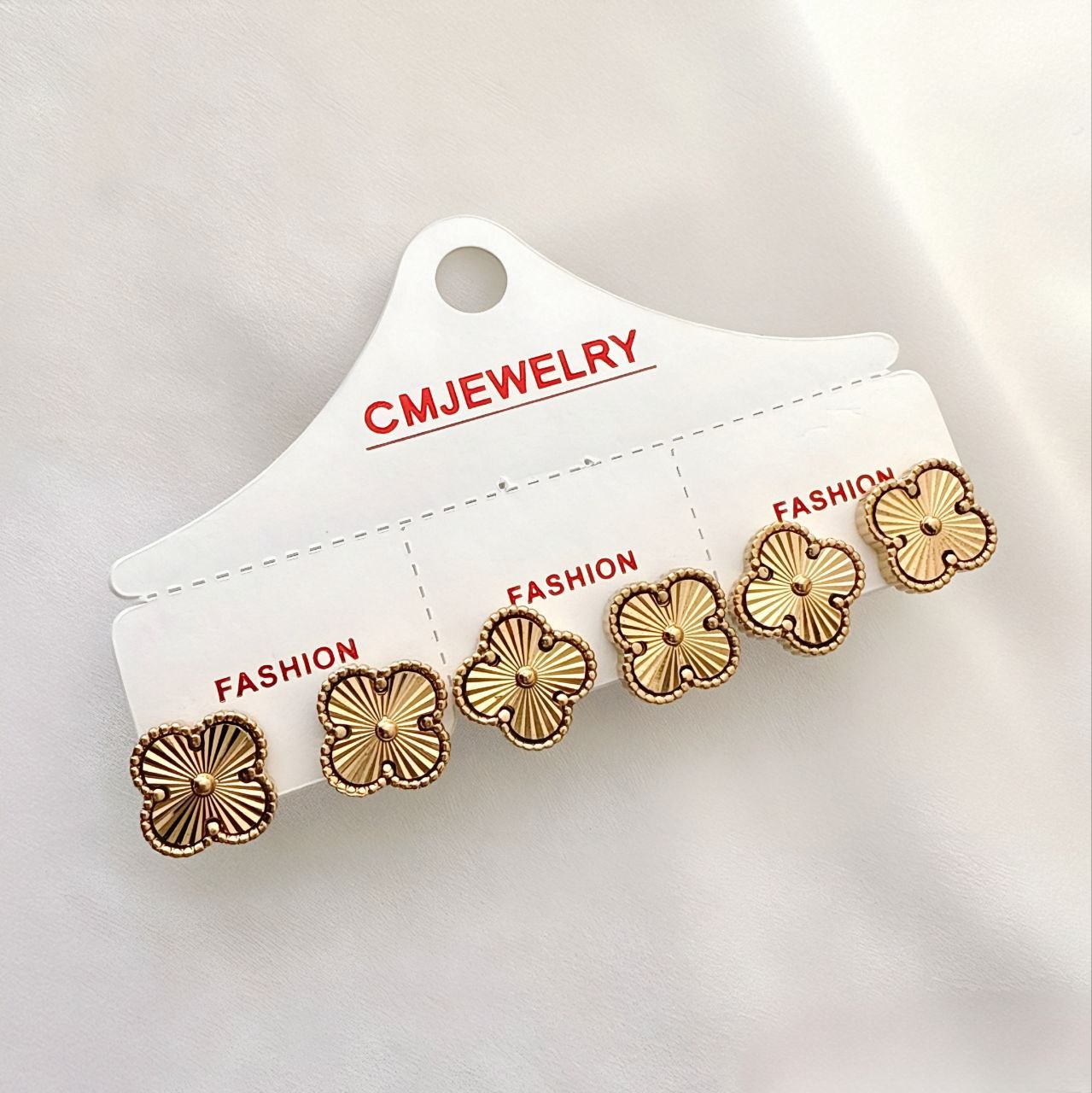 گوشواره میخی طلایی طرح ونکلیف برند CM با بافت شیاردار خورشیدی