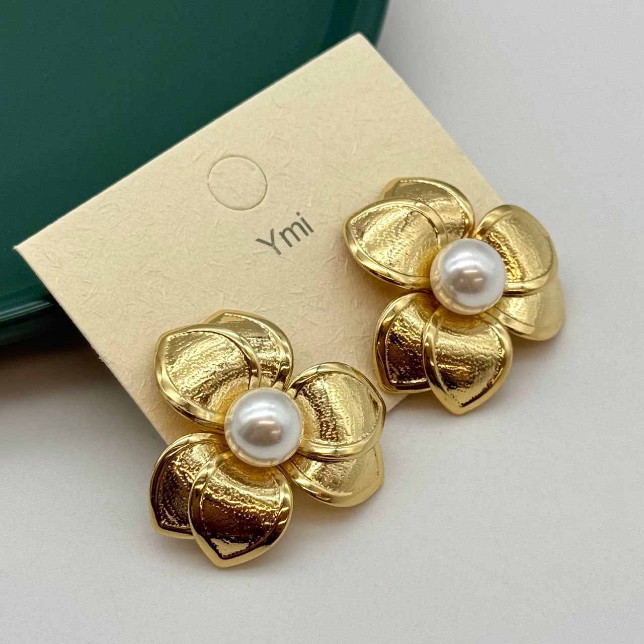 گوشواره بدلیجات طرح گل چهارپر طلایی با مروارید سفید