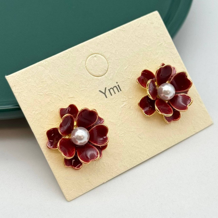 جفت گوشواره میخی طرح گل زرشکی با مرکز مروارید