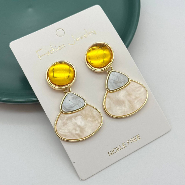 گوشواره بدل زنانه آویز سهتکه با نگین زرد و آویز رزین طرح سنگ مرمری سفید و کرم