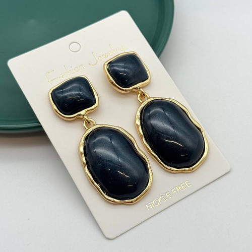 گوشواره آویز زنانه مشکی با قاب طلایی