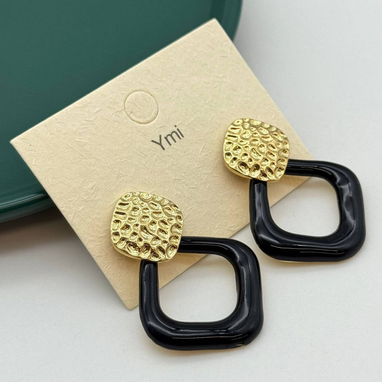 گوشواره آویز مربعی مشکی با اتصال طلایی بافتدار طرح چکشی برند Ymi