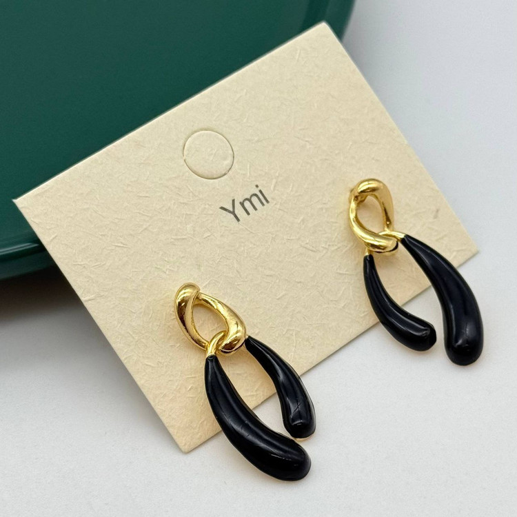 گوشوارههای مینیمال برند Youmi با طراحی کرهای در دو رنگ مشکی و زرشکی